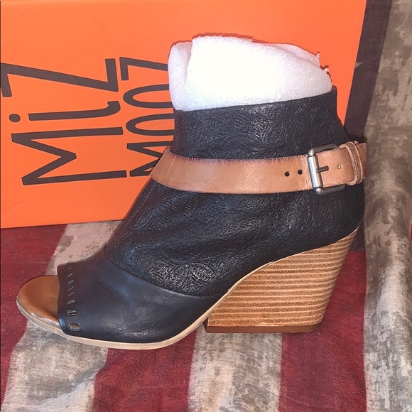 🖤Miz Mooz Black Tooled  Leather Wedge Booties🖤 - Picture 3 of 8